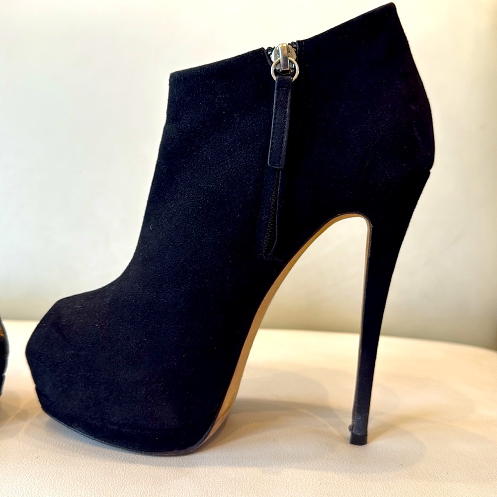 Giuseppe Zanotti suede booties. Size 37.5